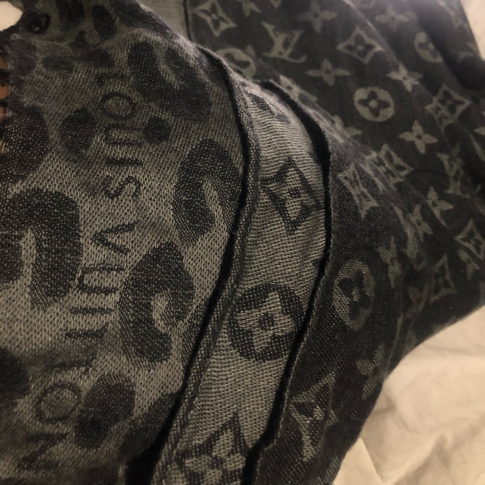 louis vuitton grey scarf